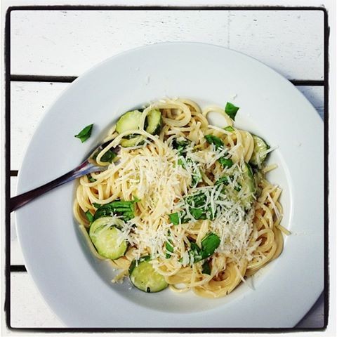 Spaghetti sopii sitruunaisen kastikkeen seuraksi hyvin, mutta yhtä hyvin lautaselle käy tagliatelle.