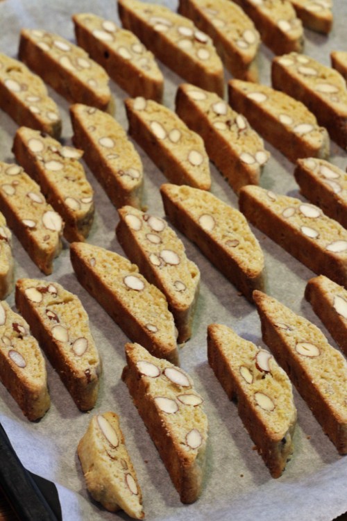 Keksitankojen leikkaamiseen tarvitaan ehdottomasti terävä veitsi. 