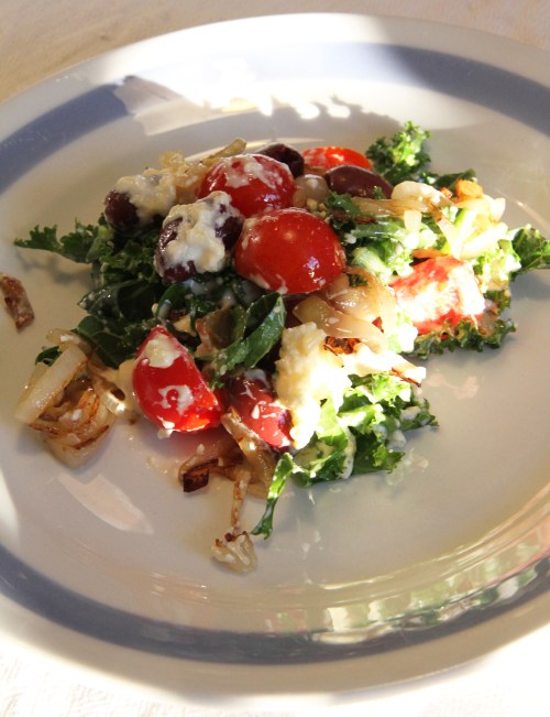 Fetasalaatti ei ole kovin kuvauksellinen, mutta kirpeän lämmittävä keksintö se on.