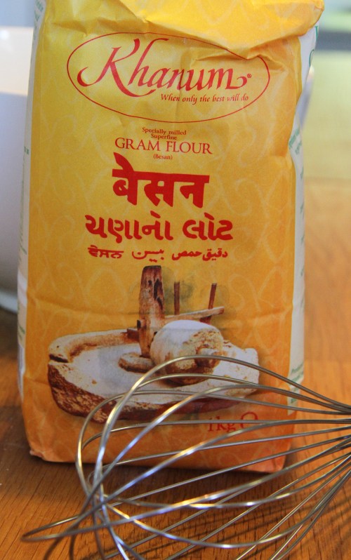 Kikhernejauhoja käytetään muun muassa intialaisiin papadumeihin ja pakoroihin. Vegaanisessa leivonnassa sillä voidaan joskus korvata kananmuna.