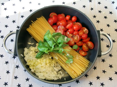 Rohkeasti vaan. Ainekset yhteen kattilaan. 