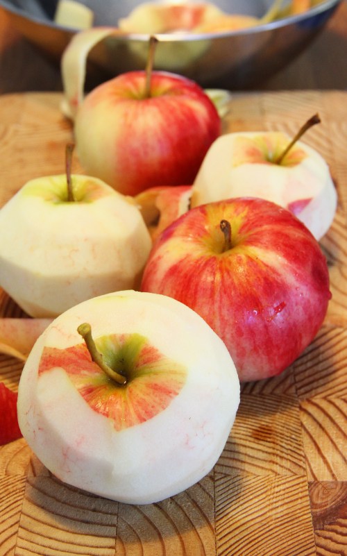 Ensin poimitaan ja kuoritaan omenat.