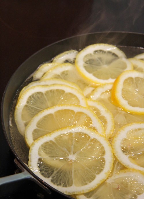 Viipaloi sitruuna, keitä ja jäähdytä siivut.