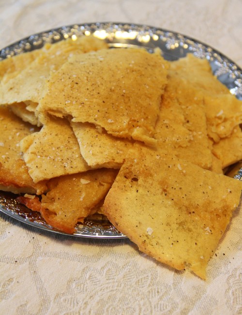 Suolaa ja mustapippuria pinnalle, se riittää. Seuraksi aamiaispöytään tai iltapalalle sopiikin sitten melkein mikä tahansa.