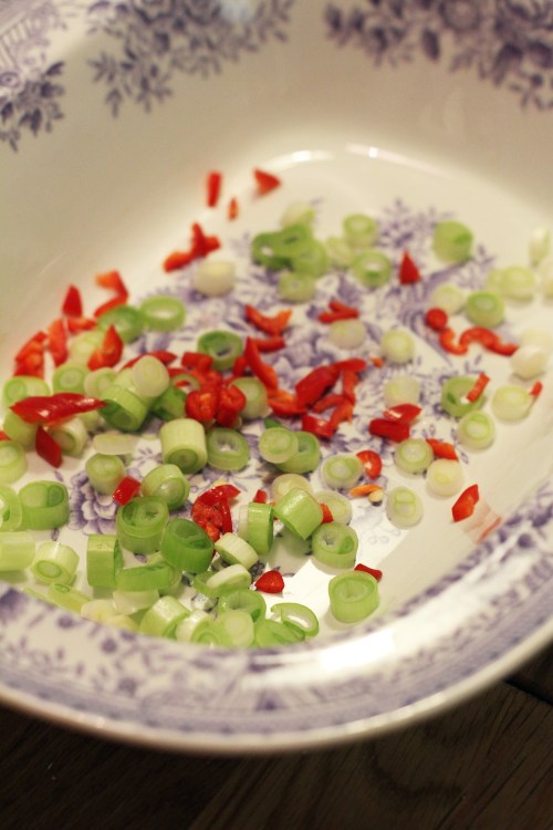 Kun salaatin on tehnyt tarpeeksi monta kertaa, ainesten pilkkomisen voi aloittaa mistä tahansa. Vaikka chilistä ja kevätsipulista.