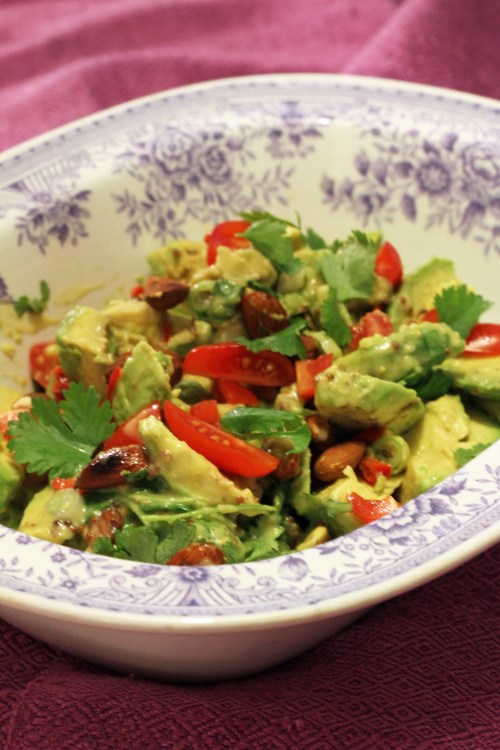 Jostain syystä avokadosalaatti tehdän aina tähän vanhaan Juha kummitädiltä perittyyn kulhoon.
