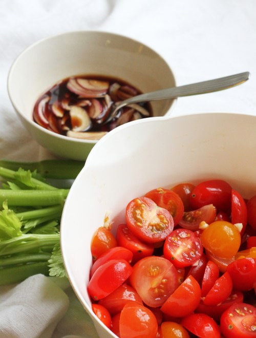 Marinoi tomaatit, marinoi sipulit. Sillä välin ehdit pilkkoa sellerin ja etsiä muut mausteet.