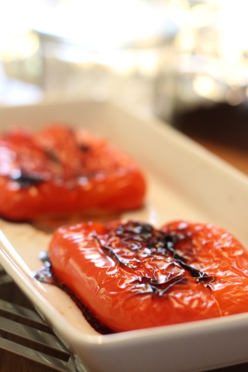 Paprika olisi voinut mustua vielä hiukan enemmän. Kuori lähti tästäkin jo helposti.