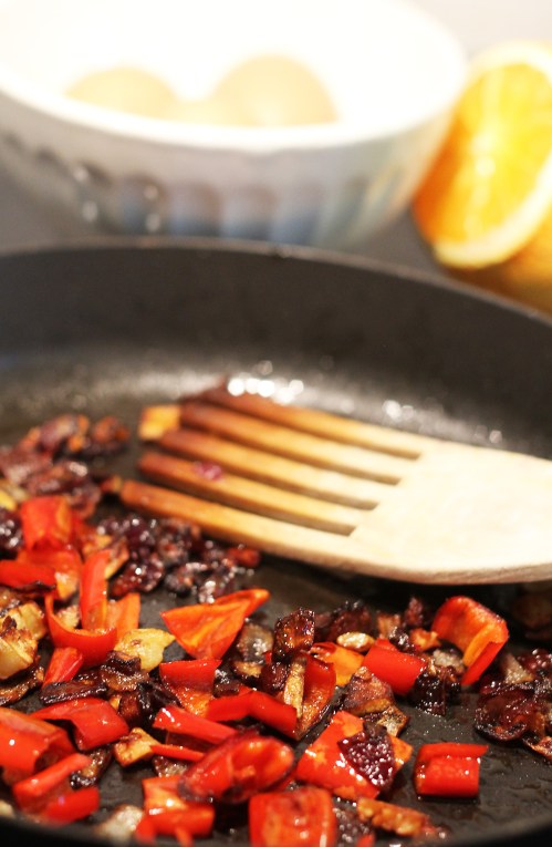 Tämän tummemmiksi en uskaltanut sipuleita ja chilejä paistaa. 