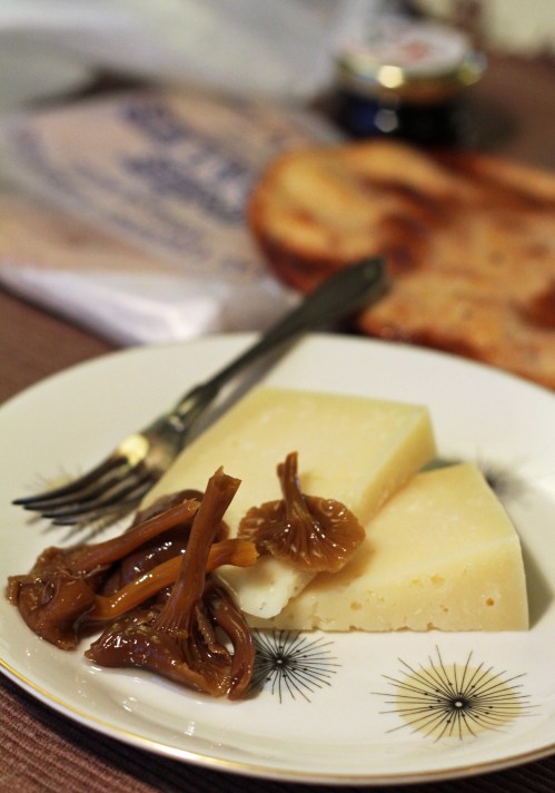 Espanjalaista manchegoa ja hämäläisiä suppiksia hillona. Mmm.