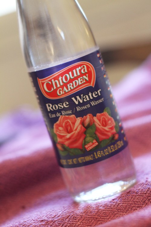 Ruusuvettä löydät etnisistä ruokakaupoista.