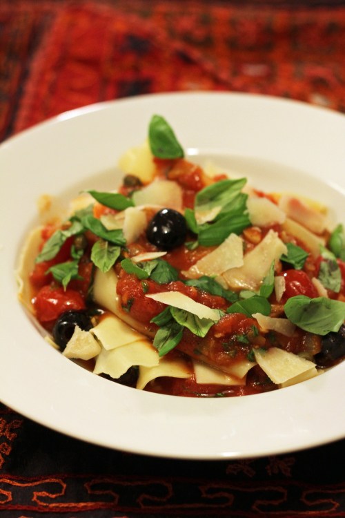 Lämmittävästä asagneannoksesta tulee vahingossa myös kaunis.