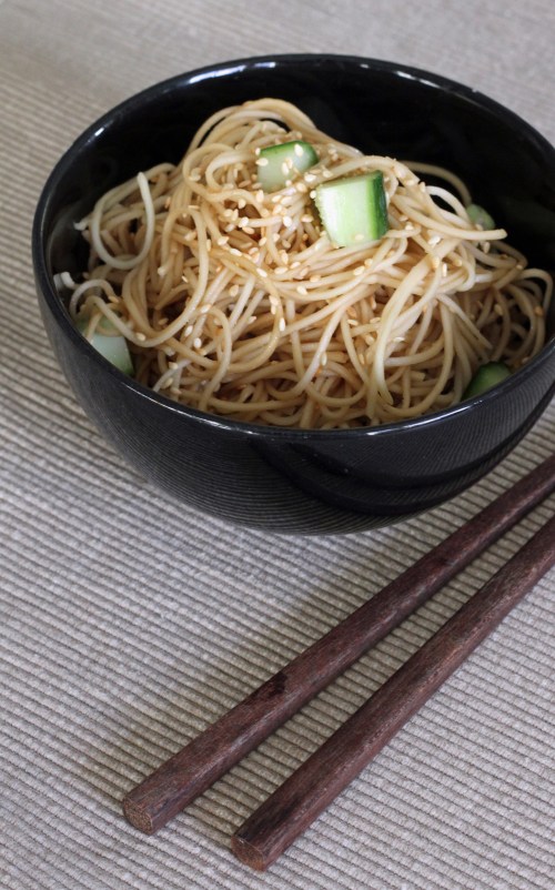 Syö puikoilla tai haarukalla. 