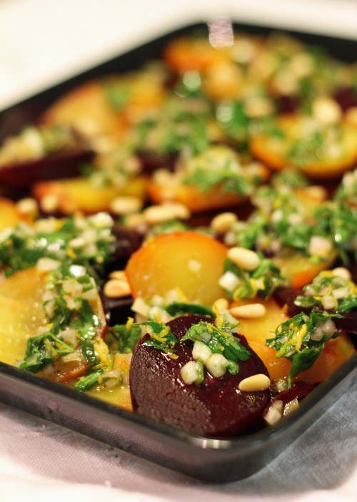 Sisäkkö unohti ostaa pistaaseja, joten paahdoin tällä kertaa punajuurisalaatin päälle pinjansiemeniä. 