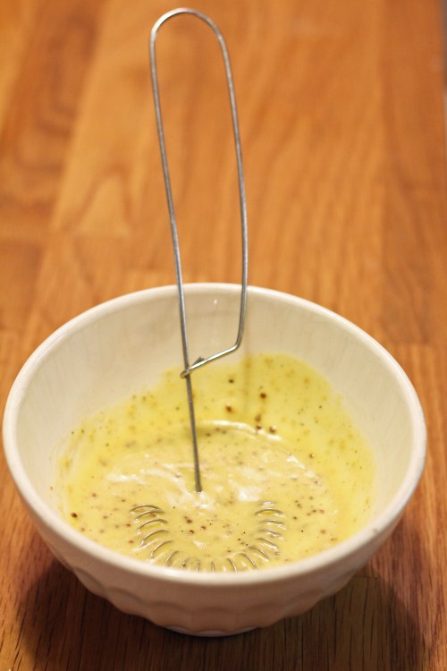 Soosi on erittäin olennainen tekijä tässä salaatissa: paksu ja sinappinen pehmoisen avokaon vastaparina. 