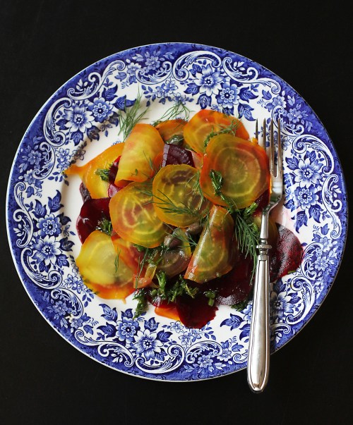 Keltajuuri on piristävä näky punajuurten seassa, mutta salaatin voi toki tehdä pelkistä punajuuristakin.