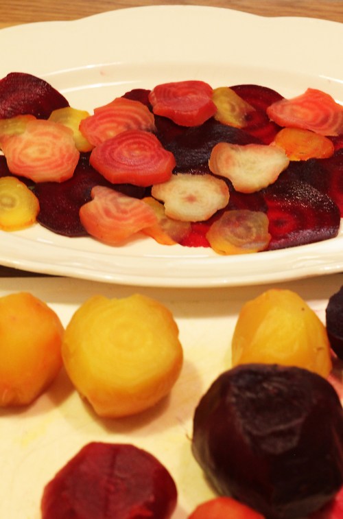 Jääkapista löytyi muutama raitajuuri, ja nekin pääsivät mukaan.