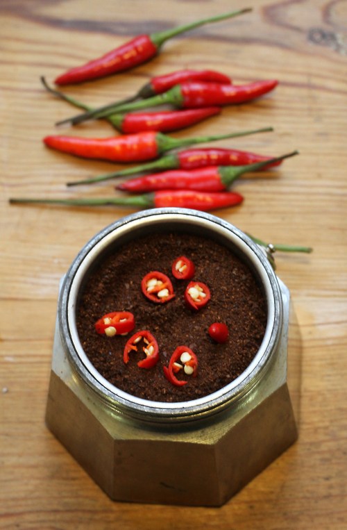 Siivuta chili kahvin päälle.