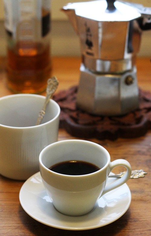 Kanelisokeria makeutukseksi ja ehkä sormustimellinen brandya sekaan.