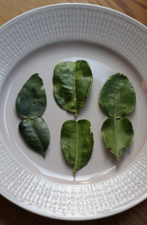 Limetinlehtien maku on jäljittelemätön. Lehtiä myyvät ainakin thairuokakaupat. Koko pussillista ei pysty käyttämään kerralla, mutta lehdet kestävät hyvin pakastamista.