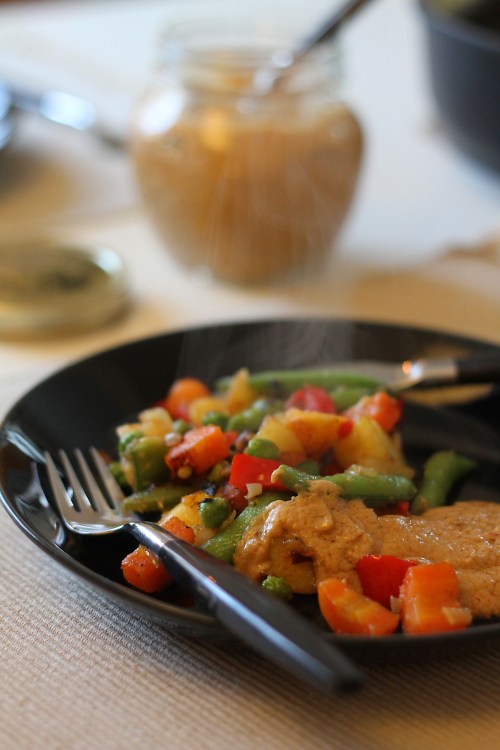 Kaikkea mitä kaapista löytyy -kasivpyttäri jalostui sunnuntaiateriaksi, kun sen tarjosi pähkinäkastikkeen kanssa.