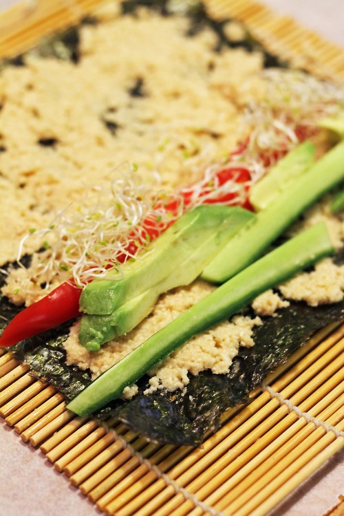 Ohut kerros kukkakaalitahnaa norilevyn päälle riittää. 