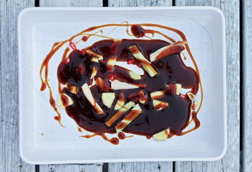 Kaada vuoan pohjalle teriyakikastiketta ja silppua joukkoon mausteita, jos haluat.