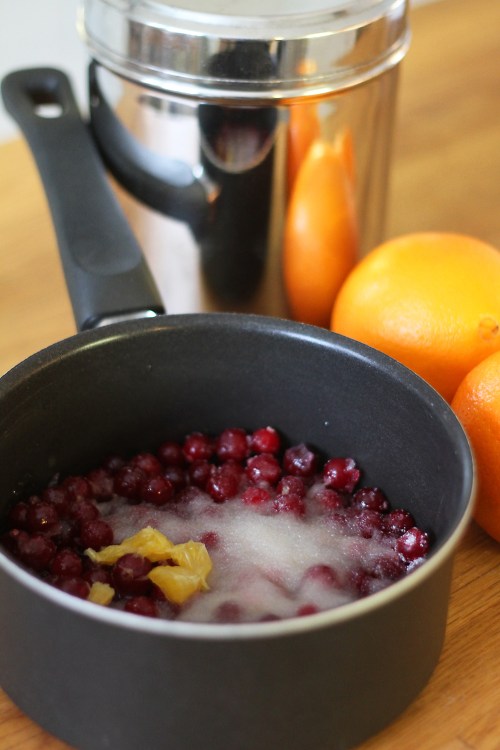 Ainekset kattilaan ja kattila levylle. Kastike valmistuu puolessa tunnissa.