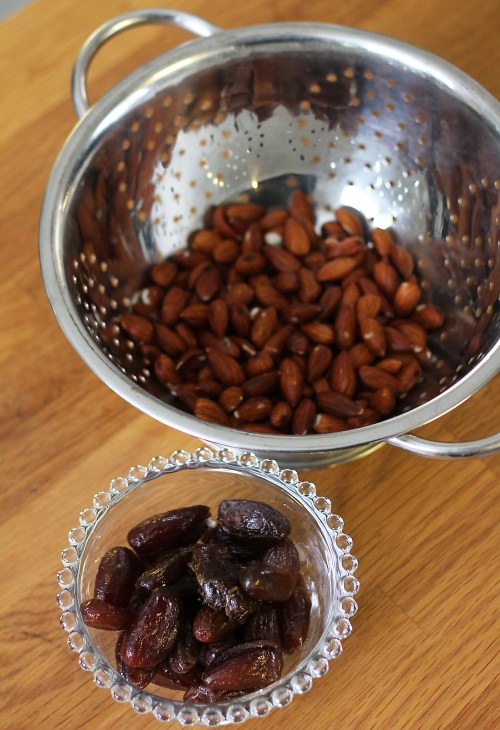 Kakkupohja syntyy liotetuista manteleista ja pehmeistä taateleista.