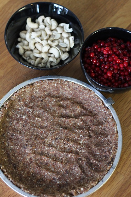 Pohja on valmis, cashewit ja puolukat odottavat soseutusta.