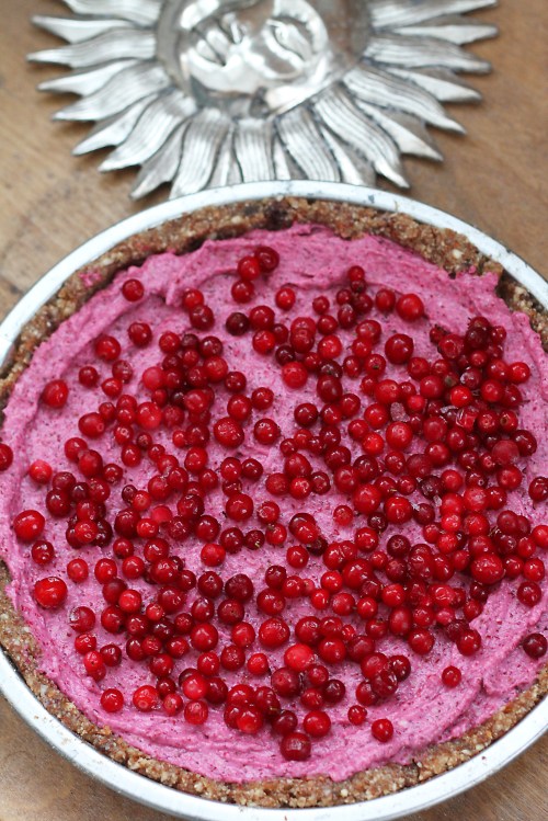 Leikkaa pala raikasta ja värikästä kakkua.