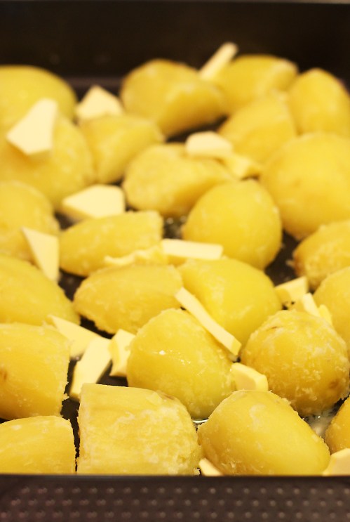 Keitä ensin hetki, kumoa sitten uunipellille. Lisää voita omantunnon mukaan, mutta tarpeeksi.