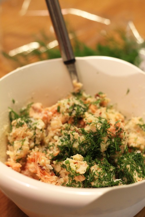 Sekoita kaikki ainekset kulhossa taikinaksi. 