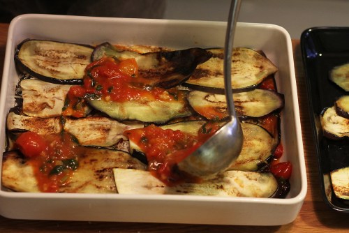 Kuin lasagnea tekisi: ladotaan kaikki ainekset vuokaan.