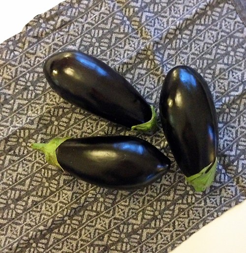 Kaupasta löytyi tällä kertaa harvinaisen kauniita munakoisoja.