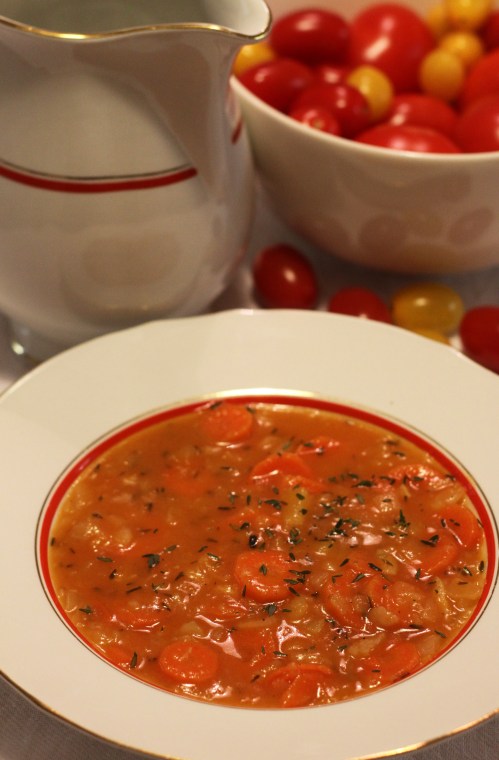 Perunoita, porkkanoita, tomaattia, timjamia.