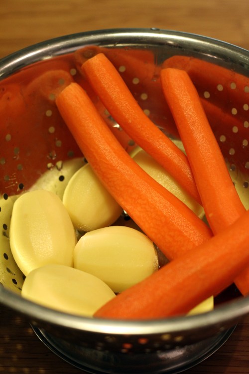 Keitto valmistuu nopeasti, vaikka perunat ja porkkanat keitetäänkin eri kattilassa.