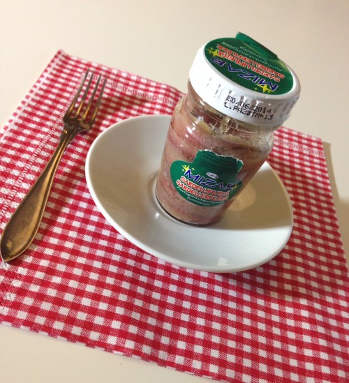 Suolan kangistamista sardelleista syntyy ryhdikäs soosi. 