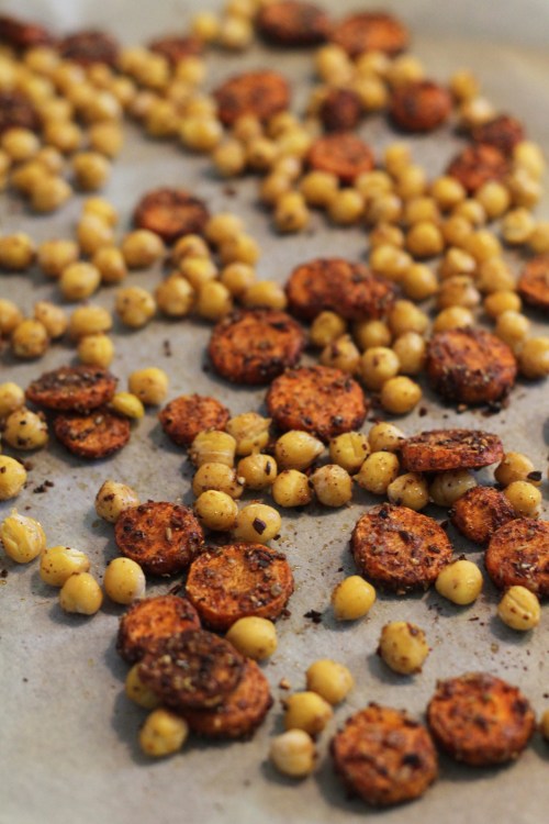 Ras el hanout -seos maustaa uunissa paahtuvat porkkanat ja kikherneet. 