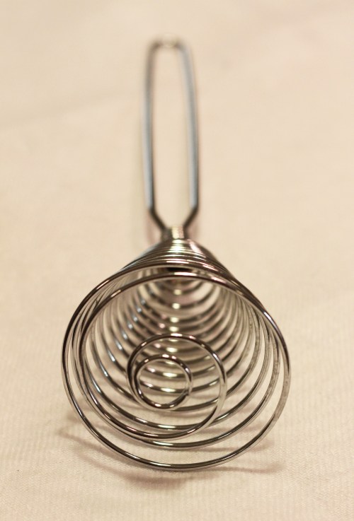 Omistan hassun vispilän, joka sopii juuri tämän keiton kypsien perunoiden survomiseen, mutta ei sitten oikein mihinkään muuhun .