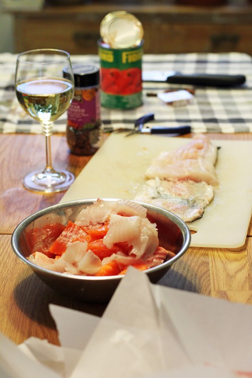 Poista kaloista ruodut ja paloittele ne. Muista myös tarjota kokkikaverille lasi viiniä.