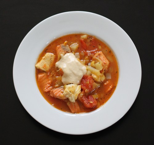 Lusikoi rouillea (tai valkosipulimajoneesia) keiton päälle ja syö. Seuraksi leipää ja viiniä tai vettä. 