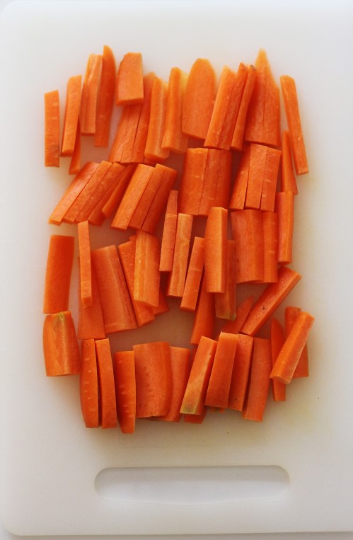 Voit tietenkin pilkkoa porkkanat myös tikuiksi tai paloiksi.