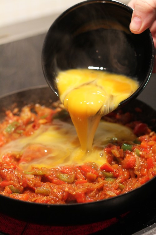 Kippaa rikotut munat pannulle ja sekoita hyvin. 