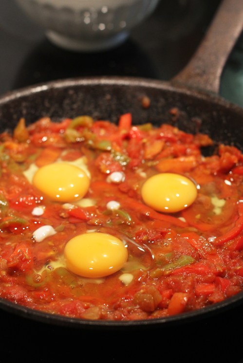 Taidetta hellalla: tee lusikalla tai paistinlastalla muhennokseen syvennykset ja riko munat niihin. Seuraa hyytymisen ihmettä.