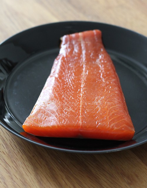 Parhaat kalakuutiot saa paloiteltua kokonaisesta kylmäsavulohen palasta. Hätätapauksessa myös valmiiksi siivutettu lohi käy.