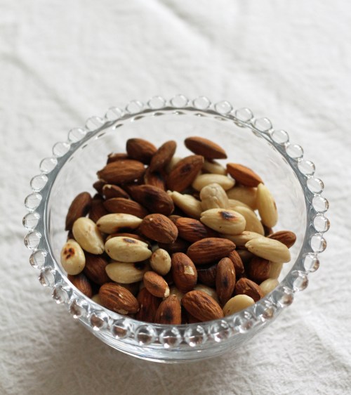 Pääosaa tässä pastassa esittävä pannulla paahdetut mantelit.