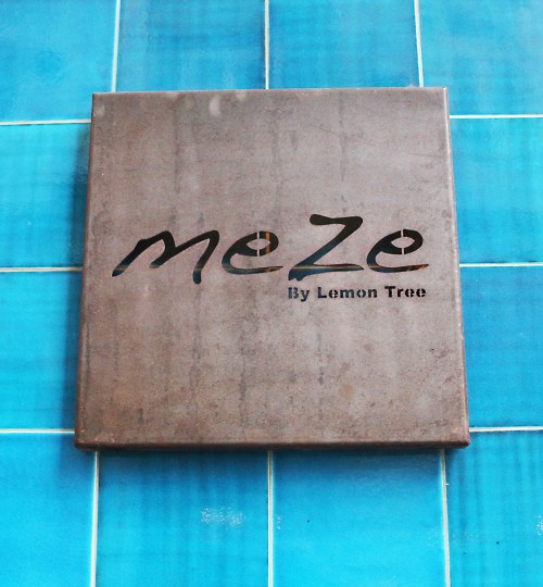 Meze on Istanbulin Peran kaupunginosasassa kuuluisan Pera Palace -hotellin naapurissa. Pienessä paikassa tarjoillaan suurta ruokaa.