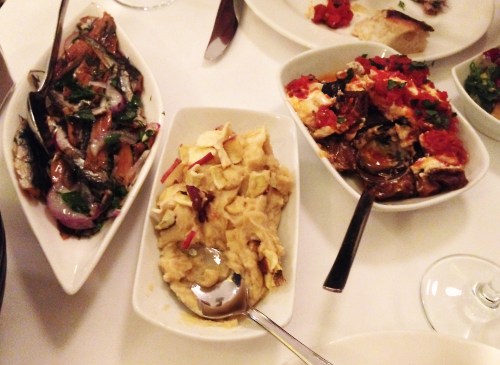 Mezen maa-artisokkapyre näytti tältä. Vasemmalla puolella on marinoituja pikkukaloja ja oikealla puolella munakoisoa muun muassa jogurtilla ryyditettynä.