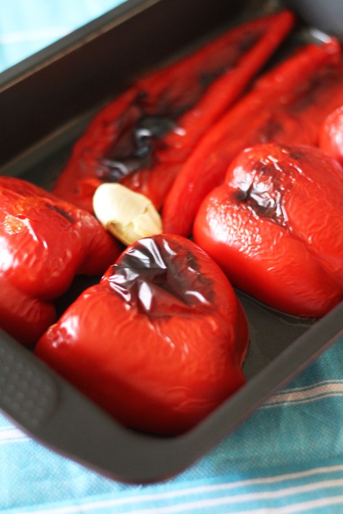 Hiukan musteista paprikoista kuori lähtee hyvin pois. Paahdoin myös käyttämäni valtaisan valkosipulinkynnen –  hyvin toimii niinkin.